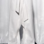 Pantaloni bianchi a palazzo con cintura