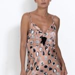 Top rosa satinato con stampa all-over