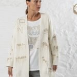 Cardigan bianco con ricami "DNA" dorati
